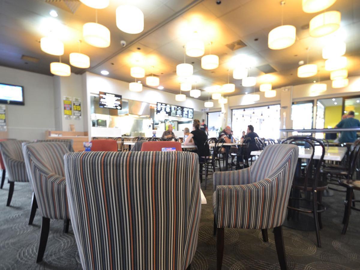 The Oaks Hotel Motel Albion Park Room photo