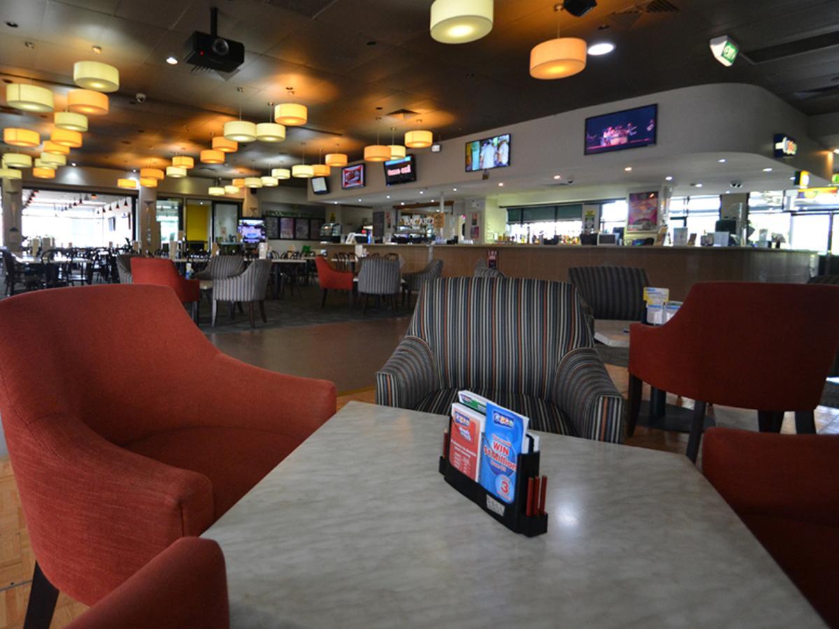 The Oaks Hotel Motel Albion Park Exterior photo